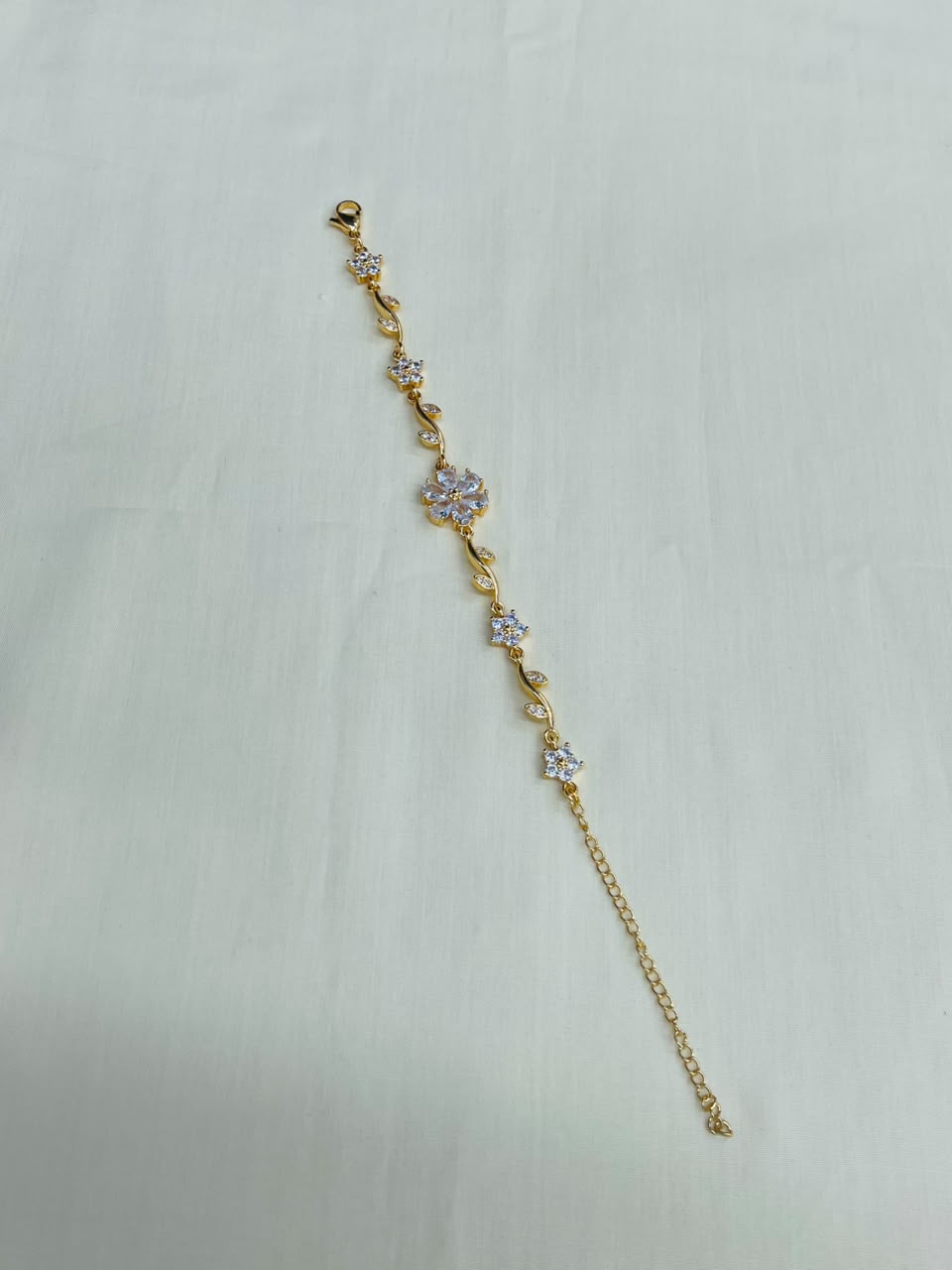 Floral Crystal Bracelet 🌸✨